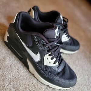 Womens Size 8.5 Black/White Nike Airmax